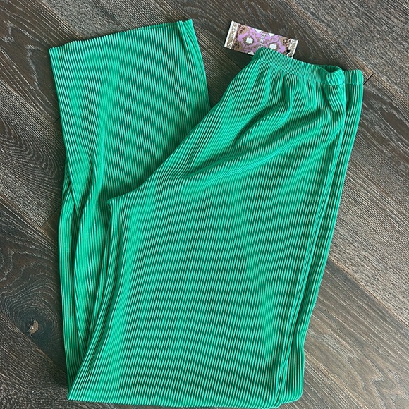 Boohoo Plisse Beach Shirt (M) & Wide Leg Trousers (S) - Picture 3 of 5